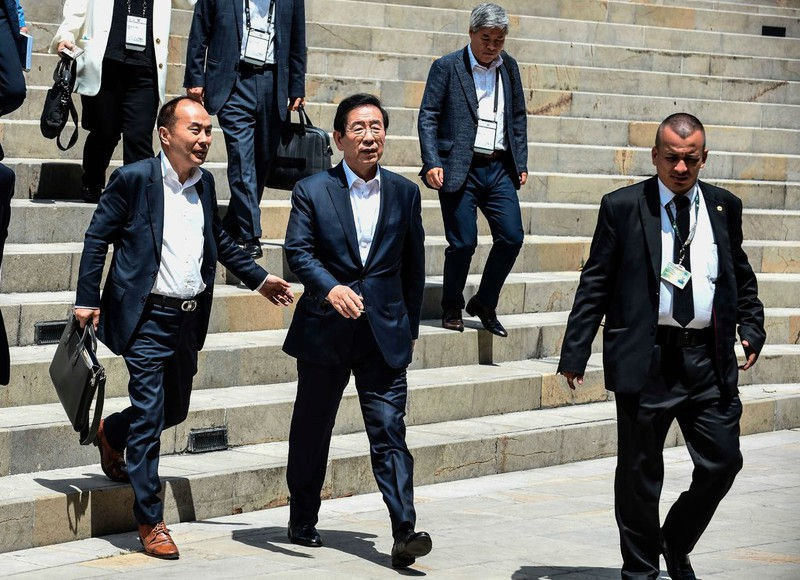 thi truong seoul: tu ung vien tong thong tiem nang den be boi tinh duc hinh 3