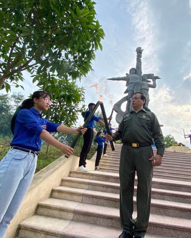 Ngọn lửa truyền thống của Lực lượng Thanh ni&ecirc;n xung phong được truyền lại cho thế hệ trẻ