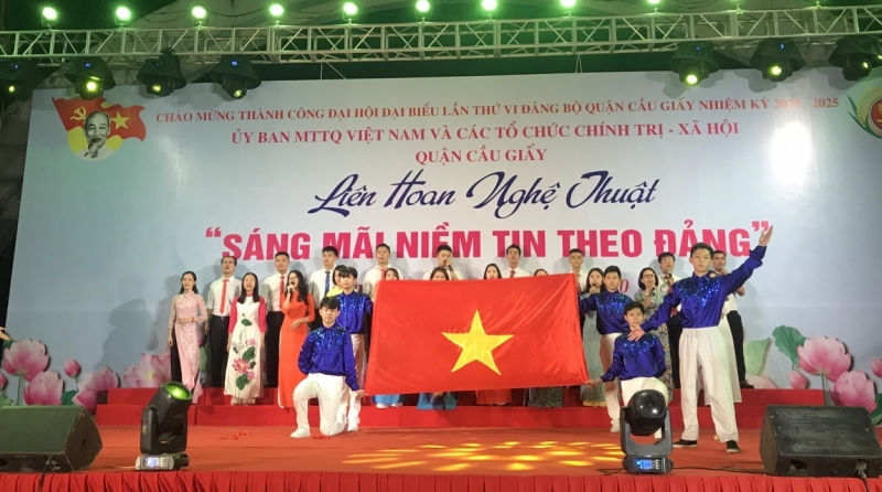 Đo&agrave;n vi&ecirc;n, thanh ni&ecirc;n h&aacute;t, m&uacute;a mừng Đại hội đại biểu Đảng bộ quận Cầu Giấy lần thứ VI th&agrave;nh c&ocirc;ng