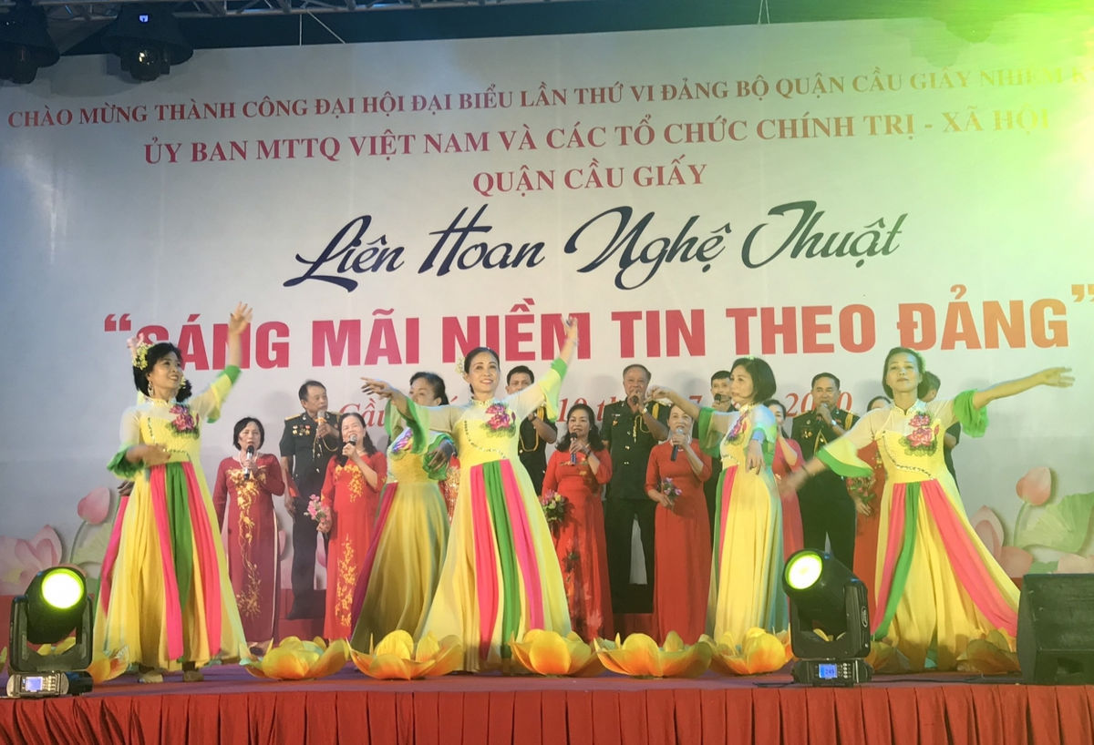 Tiết mục h&aacute;t m&uacute;a của c&aacute;c hội vi&ecirc;n c&aacute;c đo&agrave;n thể ch&iacute;nh trị - x&atilde; hội quận Cầu Giấy mừng Đại hội Đảng quận th&agrave;nh c&ocirc;ng