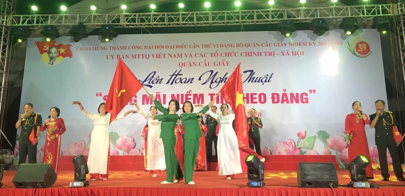 C&aacute;c tiết mục văn nghệ l&agrave;m cho kh&ocirc;ng kh&iacute; th&agrave;nh c&ocirc;ng của Đại hội Đảng quận Cầu Giấy th&ecirc;m tưng bừng