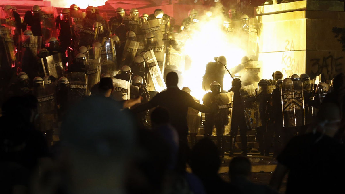 serbia: bieu tinh tinh yeu cau tong thong tu chuc hinh 1