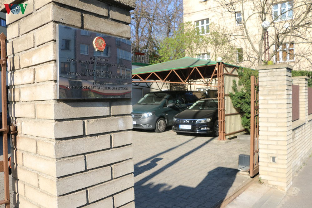 nguoi nuoc ngoai tai sec het han thi thuc xuat canh cham nhat ngay 16/7 hinh 1