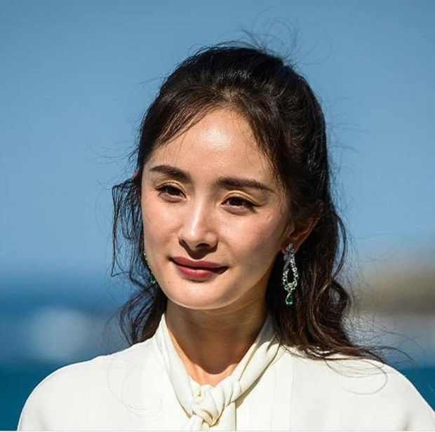 Cột tóc hai sừng nhí nhảnh, Dương Mịch cũng không thể “ăn gian” tuổi tác vì làn da nhăn nheo - Ảnh 7