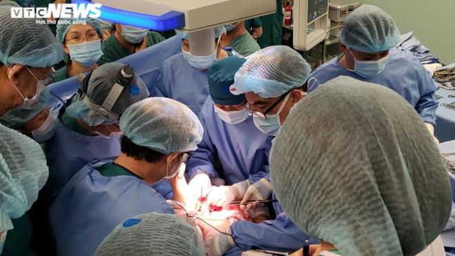 Ảnh: Khoảnh khắc t&aacute;ch rời cặp song sinh d&iacute;nh liền - 7