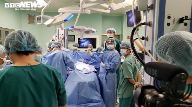 Ảnh: Khoảnh khắc t&aacute;ch rời cặp song sinh d&iacute;nh liền - 8