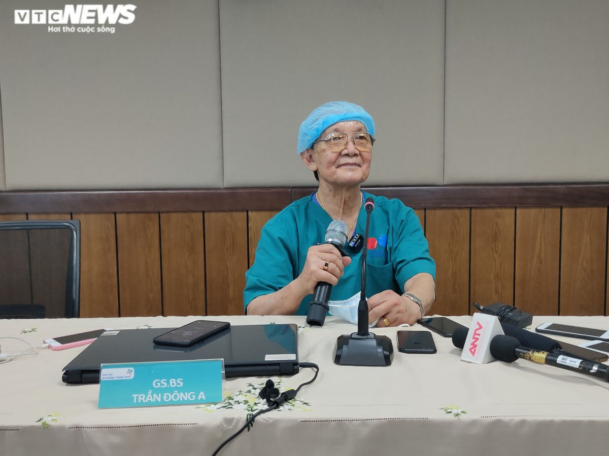 GS.BS Trần Đông A: Hai bé gái song sinh dính liền có hy vọng đi lại bình thường - 1