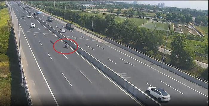 Xe máy ngang nhiên vượt chốt vào cao tốc Hà Nội - Hải Phòng, đua tốc độ với ô tô - 1