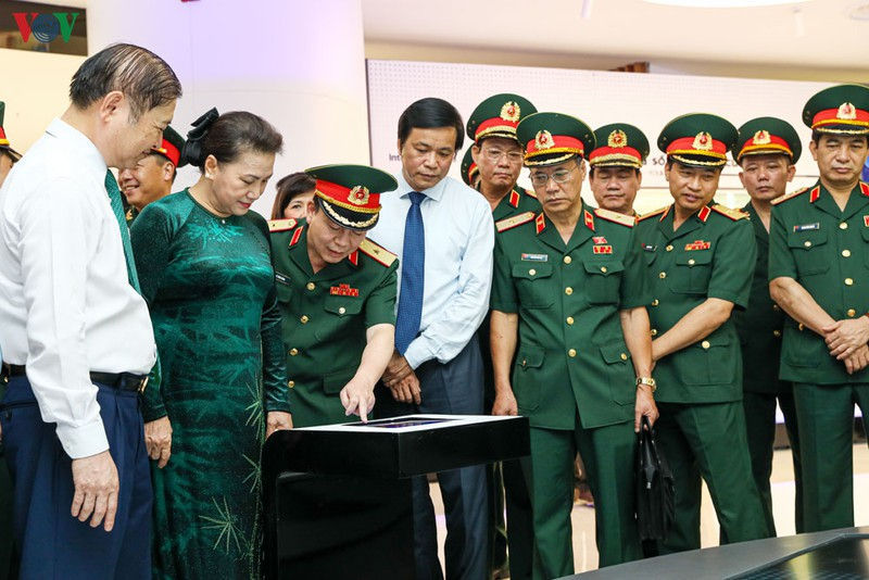 chu tich quoc hoi lam viec voi tap doan viettel hinh 3