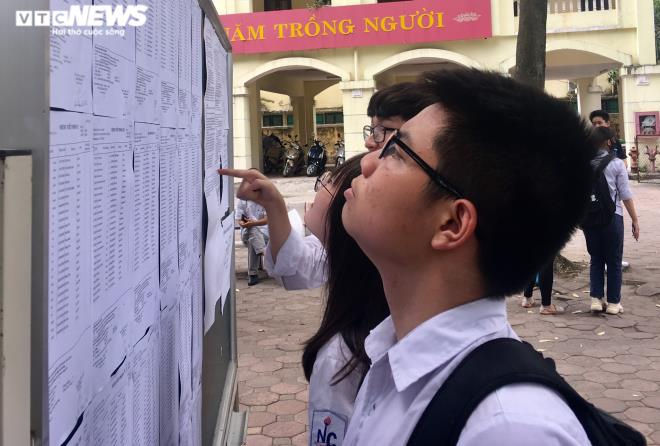 Làm thủ tục thi vào lớp 10 ở Hà Nội, nhiều thí sinh phát hiện đến nhầm điểm thi - 1