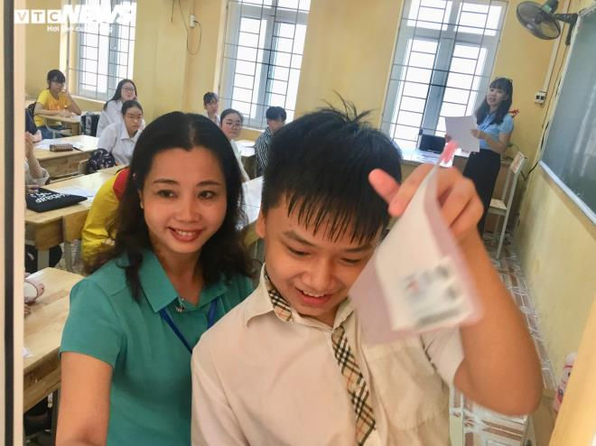 Làm thủ tục thi vào lớp 10 ở Hà Nội, nhiều thí sinh phát hiện đến nhầm điểm thi - 2