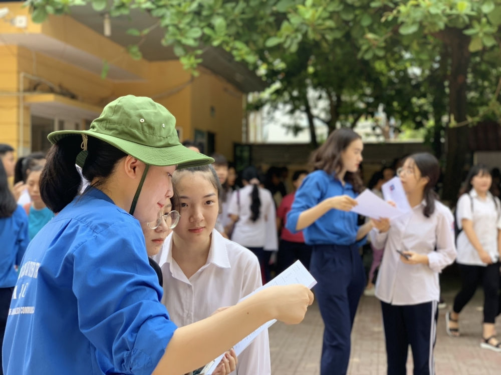 Trong sáng nay, các thí sinh đến phòng thi làm thủ tục dự thi, đính chính sai sót thông tin đăng ký dự thi (nếu có) và nghe phổ biến Quy chế thi, lịch thi