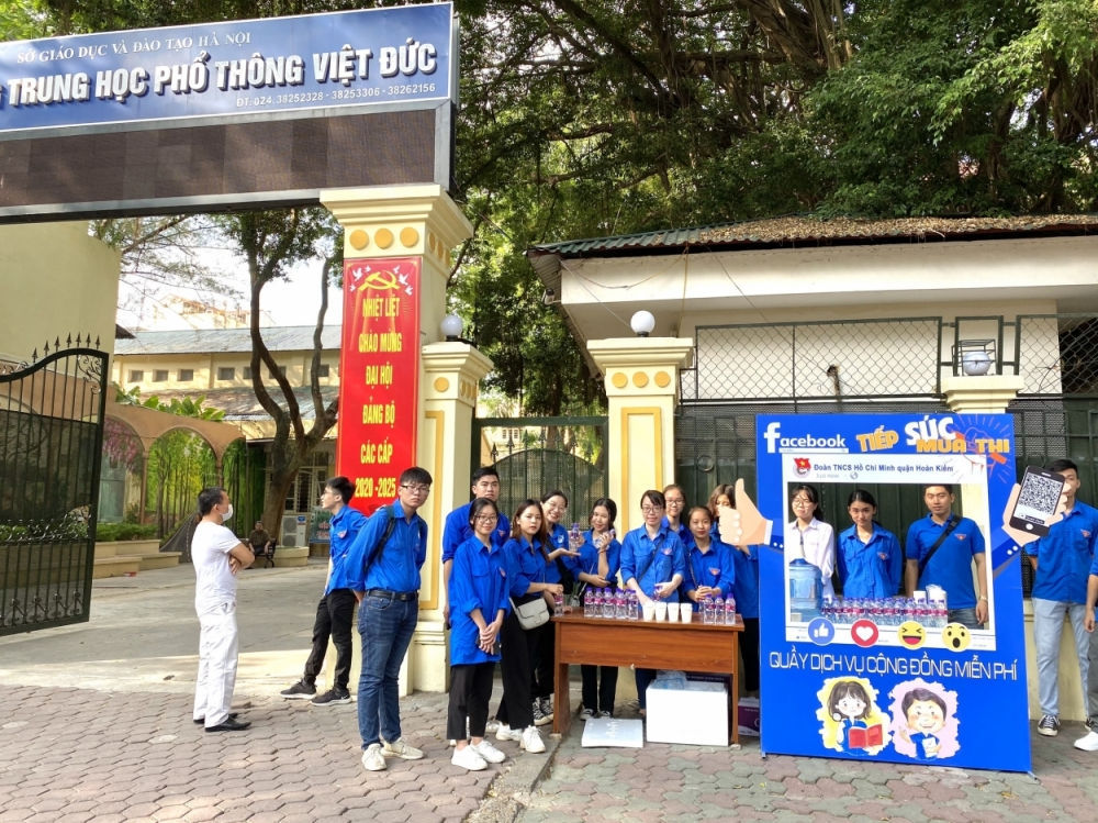 Chương trình Tiếp sức mùa thi năm nay có sự tham gia của gần 10.000 tình nguyện viên, trong đó có 5.000 tình nguyện viên cấp thành phố trực tiếp hỗ trợ thí sinh và người thân xuyên suốt kỳ thi