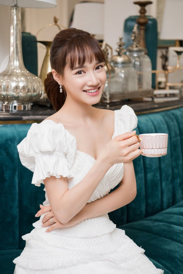 Chẳng cần thẩm mỹ, Nhã Phương có tuyệt chiêu hack tuổi nhờ biến hoá mái tóc - Ảnh 9 Chẳng cần thẩm mỹ, Nhã Phương có tuyệt chiêu hack tuổi nhờ biến hoá mái tóc - Ảnh 9