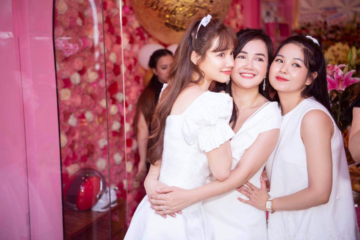 Chẳng cần thẩm mỹ, Nhã Phương có tuyệt chiêu hack tuổi nhờ biến hoá mái tóc - Ảnh 10 Chẳng cần thẩm mỹ, Nhã Phương có tuyệt chiêu hack tuổi nhờ biến hoá mái tóc - Ảnh 10