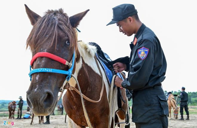 Cận cảnh kỵ binh CSCĐ thuần dưỡng ngựa nơi thao trường đầy nắng gắt - 4