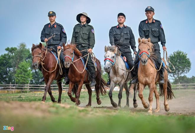 Cận cảnh kỵ binh CSCĐ thuần dưỡng ngựa nơi thao trường đầy nắng gắt - 5