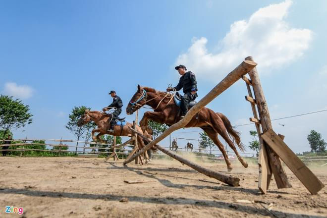 Cận cảnh kỵ binh CSCĐ thuần dưỡng ngựa nơi thao trường đầy nắng gắt - 6