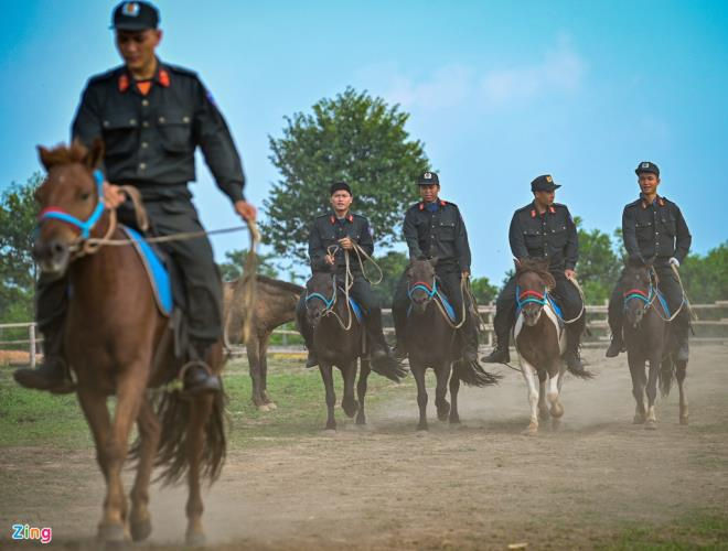 Cận cảnh kỵ binh CSCĐ thuần dưỡng ngựa nơi thao trường đầy nắng gắt - 9