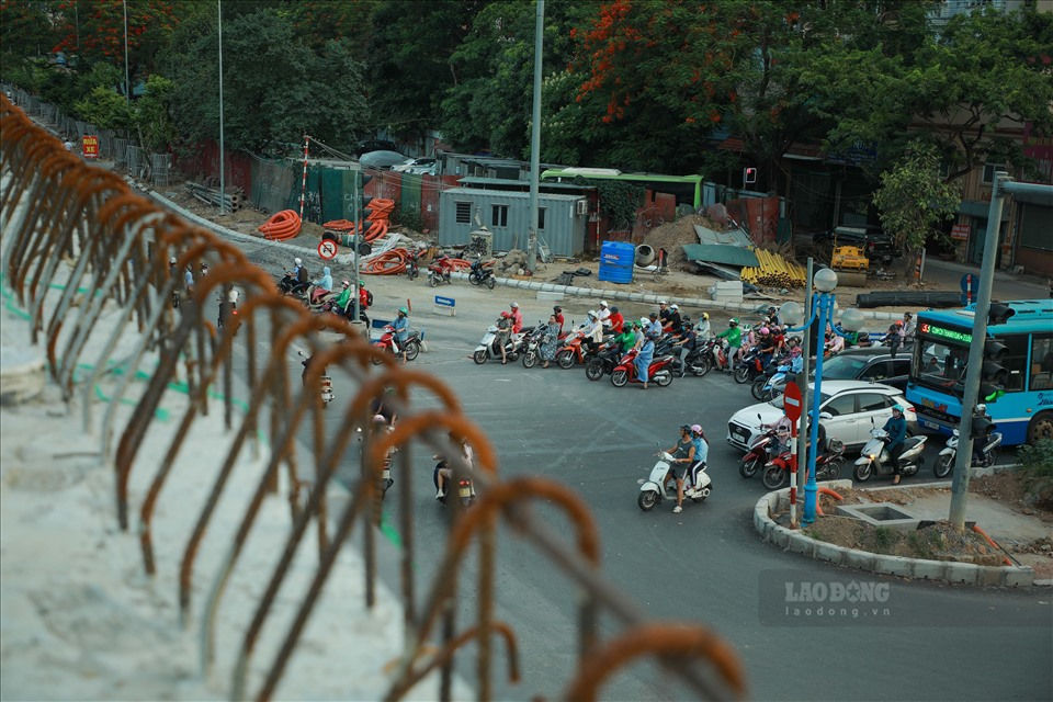 Ban đầu, tiến độ dự &aacute;n được nh&agrave; thầu đặt ra l&agrave; ho&agrave;n th&agrave;nh trước ng&agrave;y 30.4.2020 với điều kiện chủ đầu tư b&agrave;n giao mặt bằng cho c&aacute;c nh&agrave; thầu trước ng&agrave;y 15.12.2019.