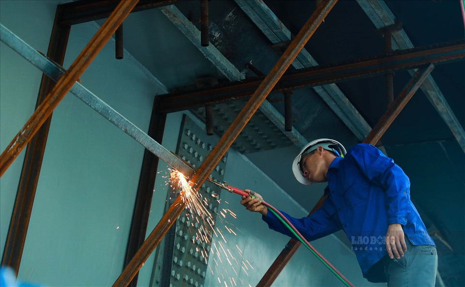 &Ocirc;ng Mai H&ugrave;ng Mạnh chia sẻ, để đ&aacute;p ứng y&ecirc;u cầu ho&agrave;n th&agrave;nh trước ng&agrave;y 2.9, nh&agrave; thầu đ&atilde; tăng ca l&agrave;m việc v&agrave; tăng cường lực lượng. Với những thời điểm quan trọng như đổ b&ecirc; t&ocirc;ng mặt cầu, đơn vị thi c&ocirc;ng đ&atilde; bố tr&iacute; đến gần 60 c&ocirc;ng nh&acirc;n thay phi&ecirc;n l&agrave;m việc ba ca li&ecirc;n tục.