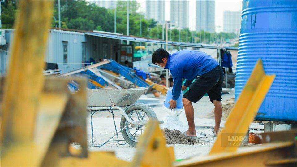 &Ocirc;ng Mai H&ugrave;ng Mạnh chia sẻ, để đ&aacute;p ứng y&ecirc;u cầu ho&agrave;n th&agrave;nh trước ng&agrave;y 2.9, nh&agrave; thầu đ&atilde; tăng ca l&agrave;m việc v&agrave; tăng cường lực lượng. Với những thời điểm quan trọng như đổ b&ecirc; t&ocirc;ng mặt cầu, đơn vị thi c&ocirc;ng đ&atilde; bố tr&iacute; đến gần 60 c&ocirc;ng nh&acirc;n thay phi&ecirc;n l&agrave;m việc ba ca li&ecirc;n tục.