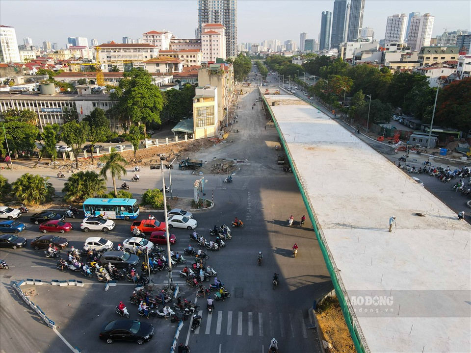 Dự kiến cầu vượt sẽ được ho&agrave;n th&agrave;nh v&agrave; th&ocirc;ng xe trước ng&agrave;y 29.8.