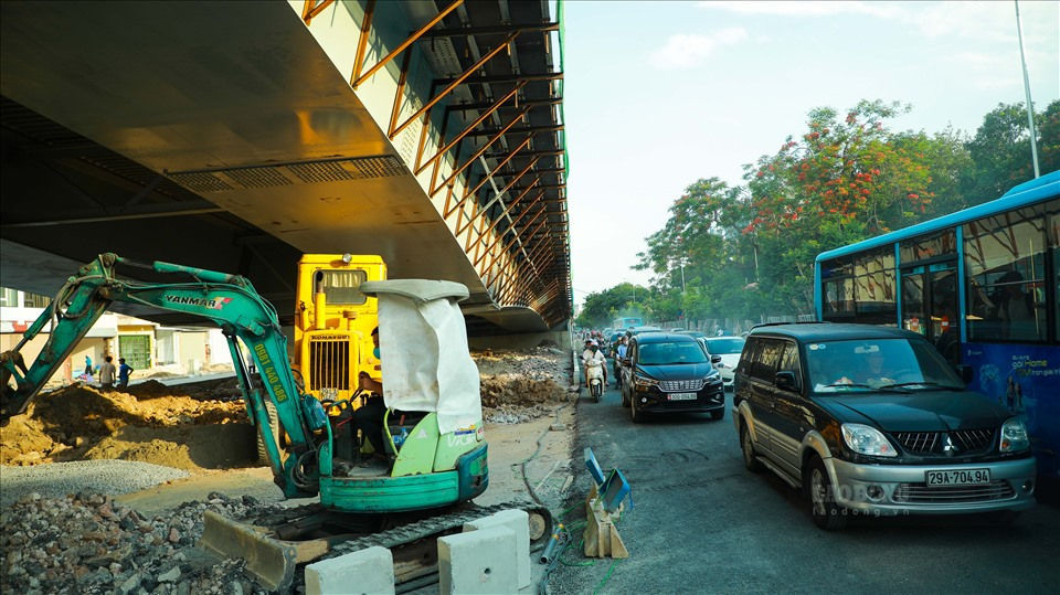 Nhiều người d&acirc;n thường xuy&ecirc;n lưu th&ocirc;ng qua đoạn đường n&agrave;y b&agrave;y tỏ sự chờ đợi đối với c&acirc;y cầu vượt n&agrave;y. Chị Đỗ Thị Dung (khu đ&ocirc; thị Ngoại Giao Đo&agrave;n, Xu&acirc;n Tảo, Bắc Từ Li&ecirc;m, H&agrave; Nội) chia sẻ: &ldquo;T&ocirc;i rất mong chờ c&acirc;y cầu n&agrave;y đưa v&agrave;o hoạt động. Đoạn đường n&agrave;y tắc rất nhiều năm nay, giờ cao điểm th&igrave; tắc kinh khủng. Trong khi đ&oacute; khu vực l&acirc;n cận nh&agrave; cửa chung cư mọc l&ecirc;n ng&agrave;y c&agrave;ng nhiều, sợ c&ograve;n tắc hơn nữa&ldquo;.