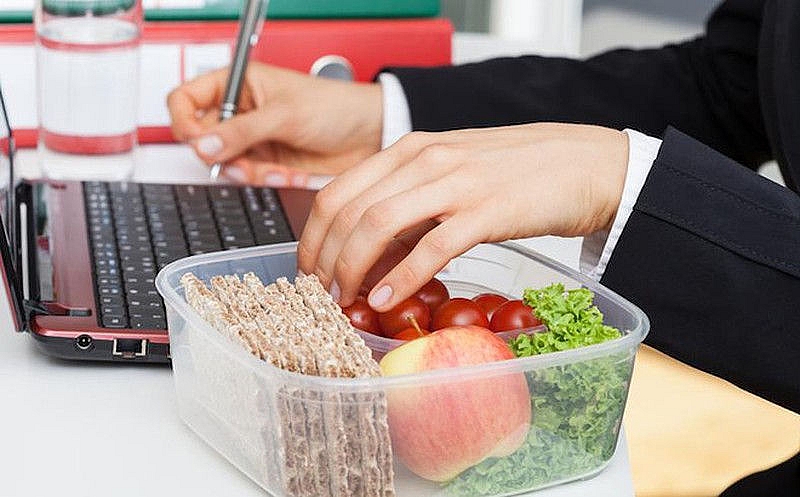 5 sai lầm nghiêm trọng khi ăn trưa làm chị em tăng cân, 90% dân văn phòng mắc phải