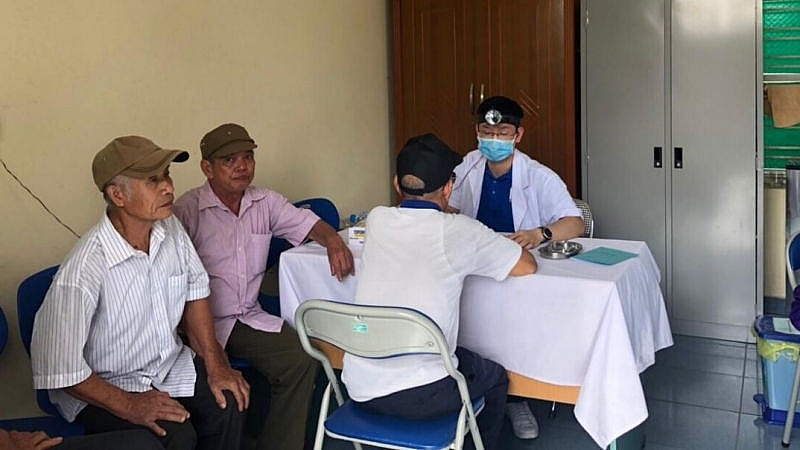 Khám  bệnh, phát thuốc miễn phí cho gia đình chính sách xã An Hồng