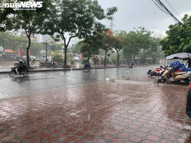 Hà Nội đón mưa rào giải nhiệt sau chuỗi ngày nắng nóng kéo dài - 1