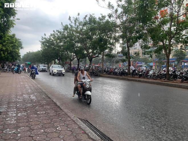 Hà Nội đón mưa rào giải nhiệt sau chuỗi ngày nắng nóng kéo dài - 2