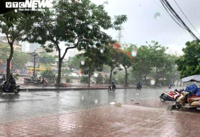 Hà Nội đón mưa rào giải nhiệt sau chuỗi ngày nắng nóng kéo dài - 5