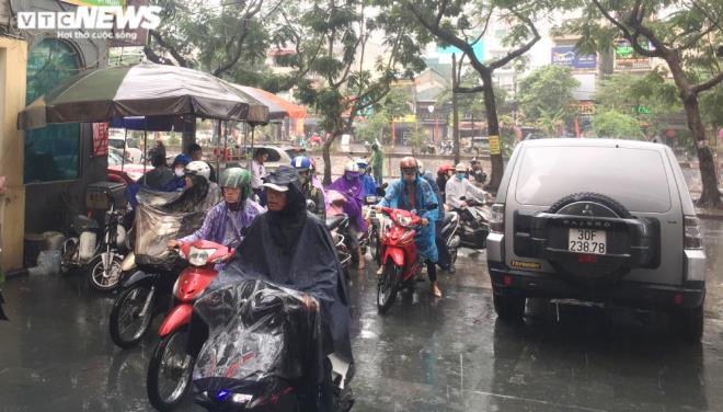 Hà Nội đón mưa rào giải nhiệt sau chuỗi ngày nắng nóng kéo dài - 7