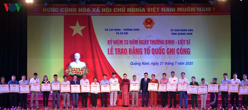 chu tich quoc hoi du le trao bang to quoc ghi cong hinh 3