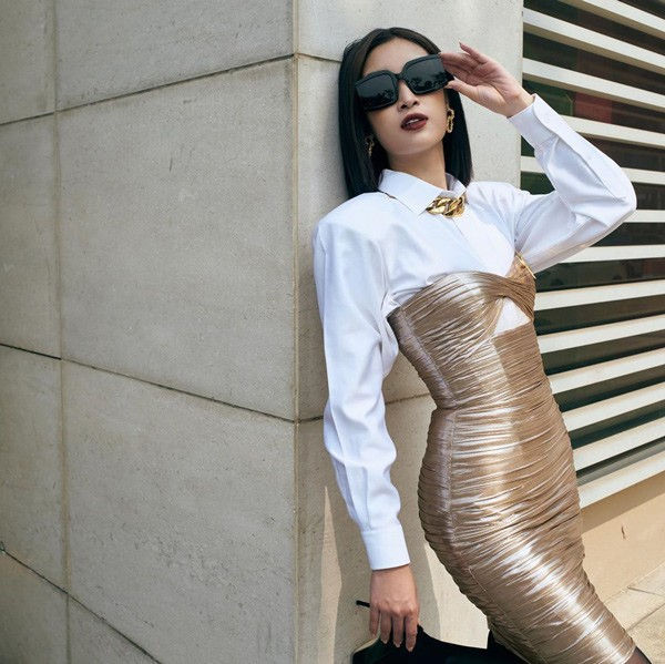 Đỗ Mỹ Linh lần đầu mặc xấu với váy cấu trúc khác lạ, biến body chữ S thành hình vuông - Ảnh 4 Đỗ Mỹ Linh lần đầu mặc xấu với váy cấu trúc khác lạ, biến body chữ S thành hình vuông - Ảnh 4