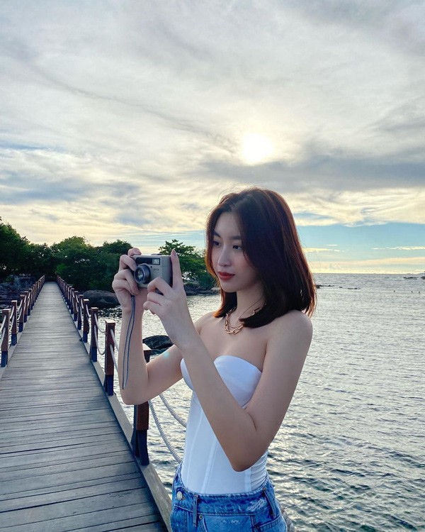 Đỗ Mỹ Linh lần đầu mặc xấu với váy cấu trúc khác lạ, biến body chữ S thành hình vuông - Ảnh 5 Đỗ Mỹ Linh lần đầu mặc xấu với váy cấu trúc khác lạ, biến body chữ S thành hình vuông - Ảnh 5