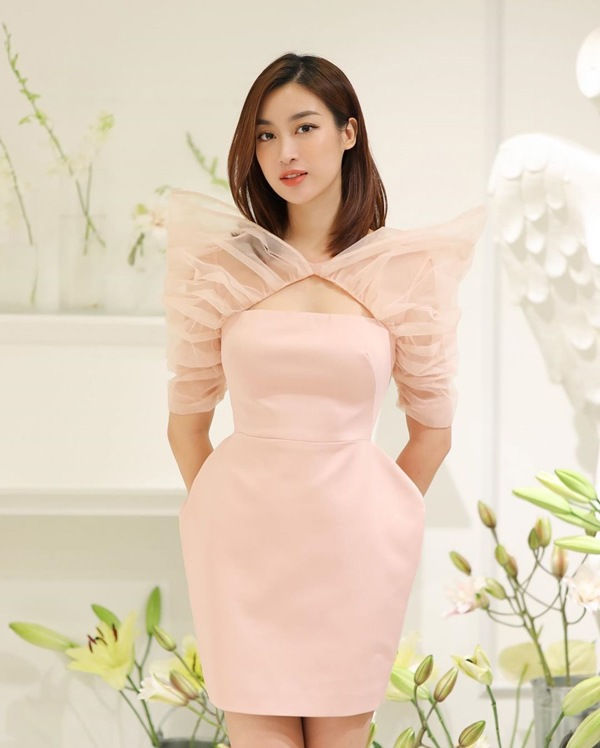 Đỗ Mỹ Linh lần đầu mặc xấu với váy cấu trúc khác lạ, biến body chữ S thành hình vuông - Ảnh 6 Đỗ Mỹ Linh lần đầu mặc xấu với váy cấu trúc khác lạ, biến body chữ S thành hình vuông - Ảnh 6