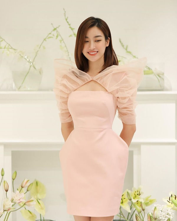 Đỗ Mỹ Linh lần đầu mặc xấu với váy cấu trúc khác lạ, biến body chữ S thành hình vuông - Ảnh 7 Đỗ Mỹ Linh lần đầu mặc xấu với váy cấu trúc khác lạ, biến body chữ S thành hình vuông - Ảnh 7