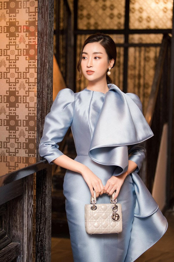 Đỗ Mỹ Linh lần đầu mặc xấu với váy cấu trúc khác lạ, biến body chữ S thành hình vuông - Ảnh 9 Đỗ Mỹ Linh lần đầu mặc xấu với váy cấu trúc khác lạ, biến body chữ S thành hình vuông - Ảnh 9