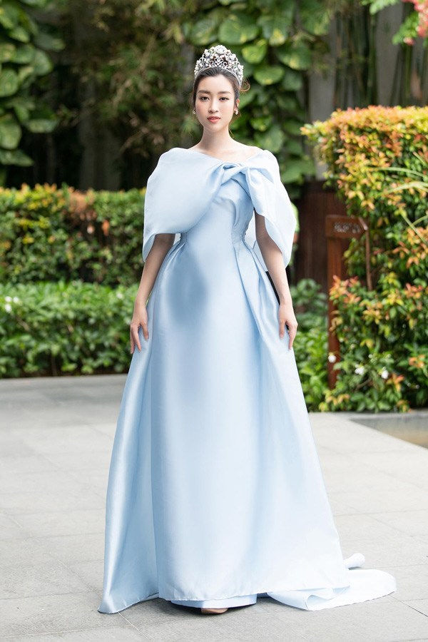 Đỗ Mỹ Linh lần đầu mặc xấu với váy cấu trúc khác lạ, biến body chữ S thành hình vuông - Ảnh 10 Đỗ Mỹ Linh lần đầu mặc xấu với váy cấu trúc khác lạ, biến body chữ S thành hình vuông - Ảnh 10