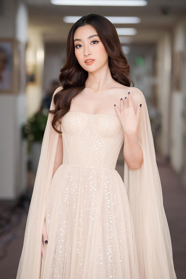 Đỗ Mỹ Linh lần đầu mặc xấu với váy cấu trúc khác lạ, biến body chữ S thành hình vuông - Ảnh 1 Đỗ Mỹ Linh lần đầu mặc xấu với váy cấu trúc khác lạ, biến body chữ S thành hình vuông - Ảnh 1