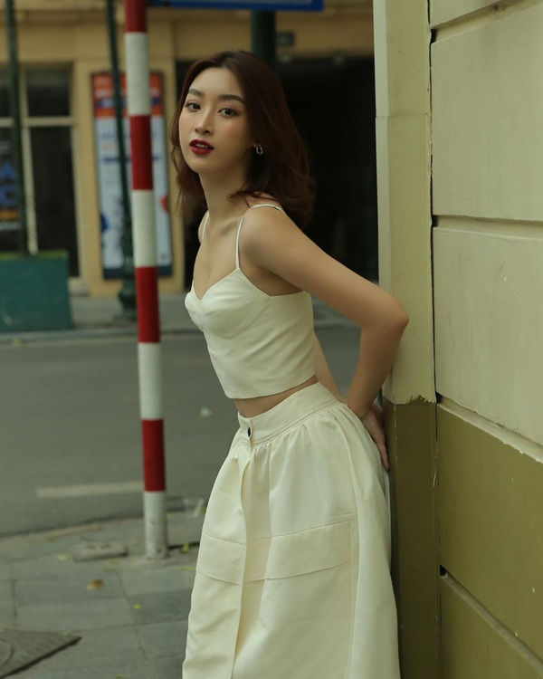 Đỗ Mỹ Linh lần đầu mặc xấu với váy cấu trúc khác lạ, biến body chữ S thành hình vuông - Ảnh 3 Đỗ Mỹ Linh lần đầu mặc xấu với váy cấu trúc khác lạ, biến body chữ S thành hình vuông - Ảnh 3