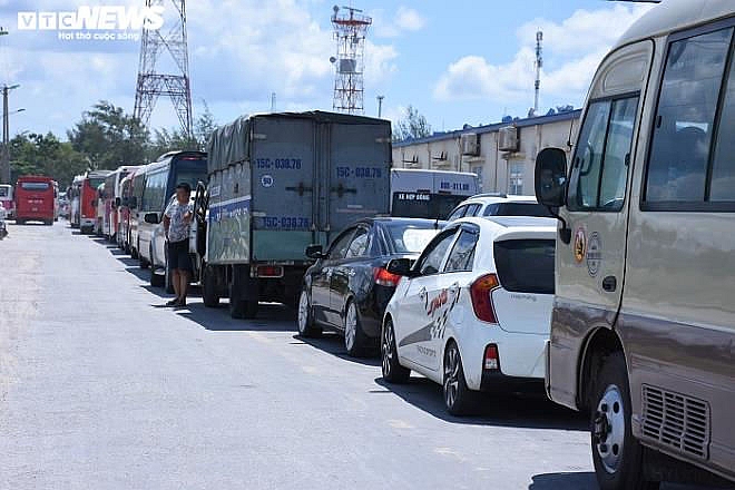 Hàng trăm ô tô chen chúc chờ phà ra đảo Cát Bà, khách phải đi bộ gần 1km