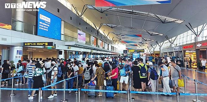 Đà Nẵng bác tin bệnh nhân nghi mắc COVID-19 chết, 'vỡ trận' sân bay