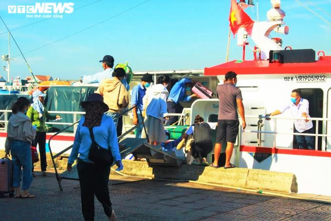 Có ca mắc COVID-19, Quảng Ngãi tức tốc đưa gần 2.000 du khách rời đảo Lý Sơn - 1