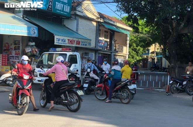 Có ca mắc COVID-19, Quảng Ngãi tức tốc đưa gần 2.000 du khách rời đảo Lý Sơn - 2