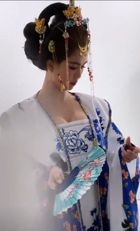 Vòng 1 lại phồng như quả bóng, Ngọc Trinh tuyên bố: 'Muốn to là to, muốn nhỏ là nhỏ' - Ảnh 5 Vòng 1 lại phồng như quả bóng, Ngọc Trinh tuyên bố: 'Muốn to là to, muốn nhỏ là nhỏ' - Ảnh 5