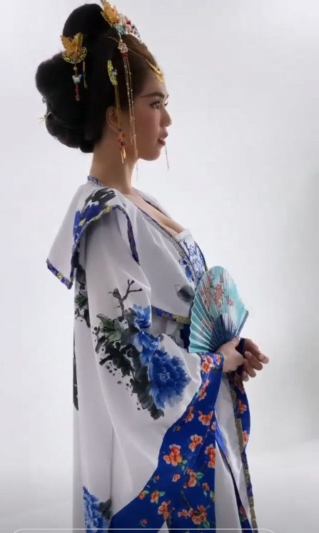 Vòng 1 lại phồng như quả bóng, Ngọc Trinh tuyên bố: 'Muốn to là to, muốn nhỏ là nhỏ' - Ảnh 6 Vòng 1 lại phồng như quả bóng, Ngọc Trinh tuyên bố: 'Muốn to là to, muốn nhỏ là nhỏ' - Ảnh 6