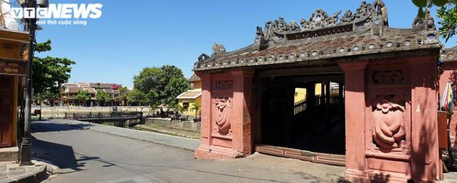 Ảnh: Phố cổ Hội An vắng vẻ trong ngày đầu tạm dừng đón khách lưu trú - 1